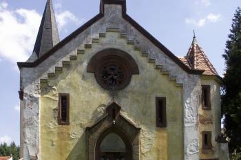 vstupní pseudogotické průčelí (© Milan Caha 09/2008)