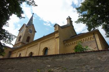 závěr kostela s pravoúhlým presbytářem ( © Milan Caha 09/2008)