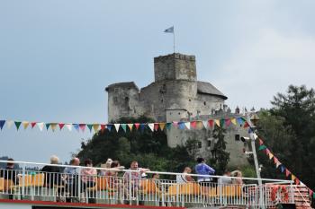 Zámek Niedzica - pohled na zámek z přehrady (© aleshwarrior, 07/2017)