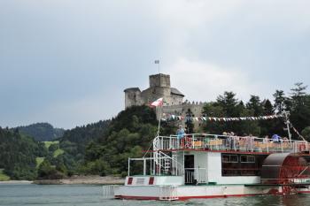 Zámek Niedzica - pohled na zámek z přehrady (© aleshwarrior, 07/2017)