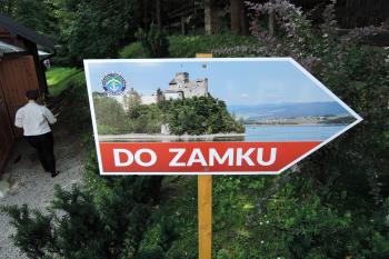 Zámek Niedzica - ukazatel k zámku (© aleshwarrior, 07/2017)