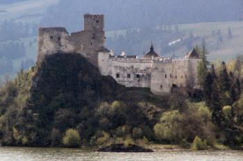 pohled z hradu Czorsztyn (od severu) před hladinu přehrady ( © Pavel Zany Komárek 7.5. 2005)