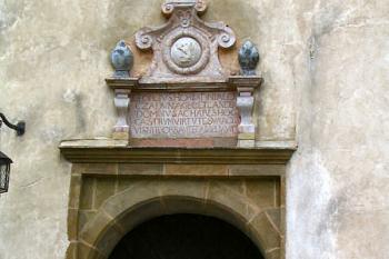vstupní portál s erbovní deskou a nápisem z r. 1601 ( © Pavel Zany Komárek 7.5. 2005)