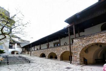 nádvoří dolního hradu ( © Pavel Zany Komárek 7.5. 2005)