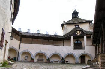 jižní část nádvoří dolního hradu ( © Pavel Zany Komárek 7.5. 2005)