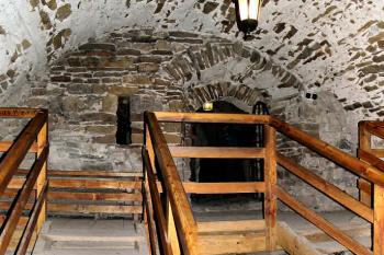 suterén starého paláce horního hradu ( © Pavel Zany Komárek 7.5. 2005)