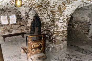 stření místnost suterénu starého paláce horního hradu ( © Pavel Zany Komárek 7.5. 2005)