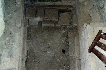 zbytky cisterny pod jižním palácem horního hradu ( © Pavel Zany Komárek 7.5. 2005)