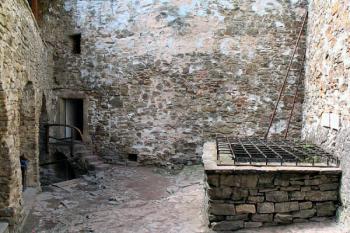 západní část nádvoří horního hradu ( © Pavel Zany Komárek 7.5. 2005)