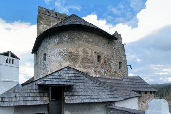 horní hrad od jihozápadu z terasy na střeše středního hradu ( © Pavel Zany Komárek 7.5. 2005)