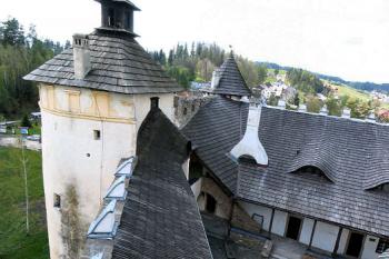 dolní hrad z terasy na střeše středního hradu ( © Pavel Zany Komárek 7.5. 2005)