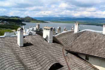 pohled na přehradu přes střechy dolního hradu ( © Pavel Zany Komárek 7.5. 2005)