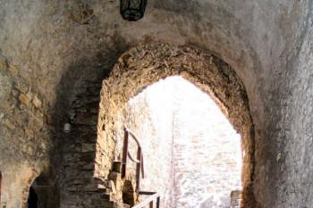 průjezd do horního hradu ( © Pavel Zany Komárek 7.5. 2005)