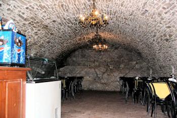 suterén západní budovy dolního hradu ( © Pavel Zany Komárek 7.5. 2005)