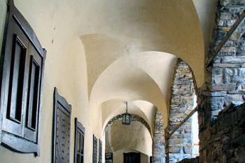 arkádová chodba dolního hradu ( © Pavel Zany Komárek 7.5. 2005)