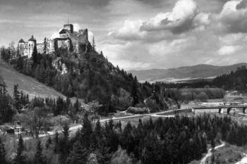 udolí Dunajce s oběma hrady před napuštěním přehrady ( © foto S. Arczynski, 1964)