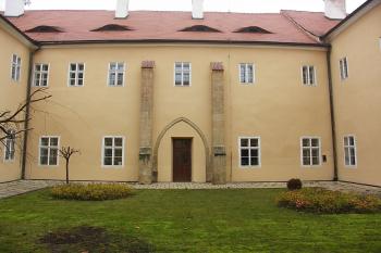 rajský dvůr (© Karel Husák, 11/2007)