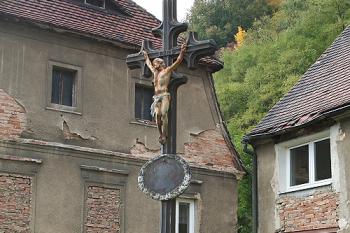 Novorománský litinový kříž u domů pod kostelem (© Ivan Grisa, 09/2008)
