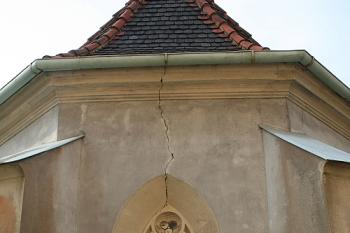 Závěrové okno s jedinou dochovanou kružbou (© Ivan Grisa, 09/2008)