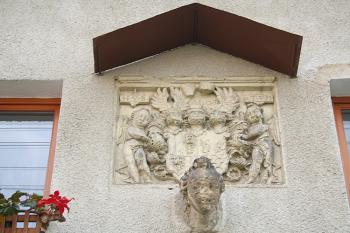 Erb nad průjezdem s letopočtem 1605 (© Ivan Grisa, 09/2008)