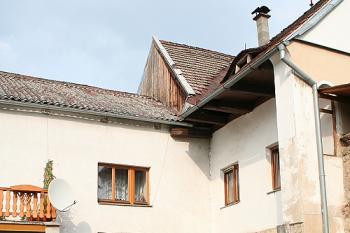 Průjezd a zbytky pavlače z jihu (© Ivan Grisa, 09/2008)