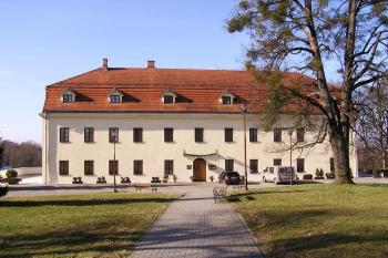 východní průčelí zámku s hlavním vstupem ( © Jan P. Štěpánek 03/2008)