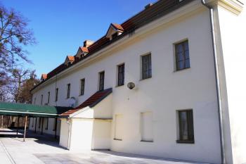 západní průčelí zámku nad svahem k říčce Lučině ( © Jan P. Štěpánek 03/2008)