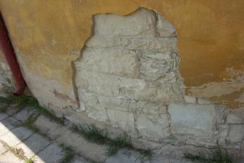 kvádříkové zdivo apsidy ( © Milan Caha 05/2008)