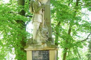 pomník padlím legionářům stojící za kostelem (© František Kinař, 05/2012)