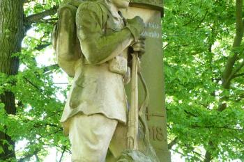 pomník padlím legionářům stojící za kostelem (© František Kinař, 05/2012)