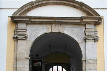 Jižní portál průjezdu ze západního nádvoří koleje na Velké náměstí (© Ivan Grisa, 10/2008)