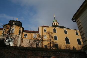 Bývalá kolej a závěr kostela z Komenského ulice (© Ivan Grisa, 12/2008)