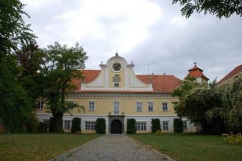 Zámek Ždánice po rekonstrukci (© Martin, 11/2010)