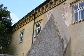 Opěrný pilíř ( © Roman Řezáč 10/2004)