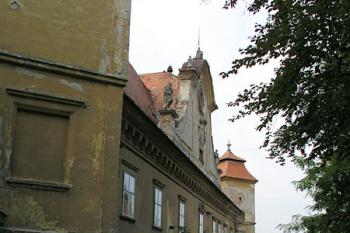 Čelo zámku ( © Roman Řezáč 10/2004)