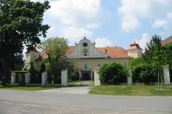 hlavní zámecké průčelí,pořád hezky udržované (© D Dohňanský, 06/2015)