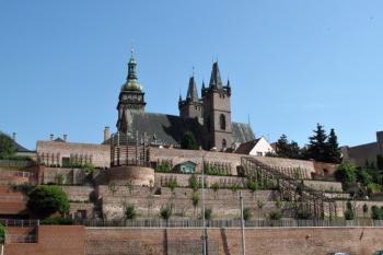 jihozápadní část hradebního systému s kostelem sv. Ducha a Bílou věží v pozadí ( © Jan P. Štěpánek 07/2013)