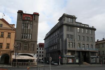 Secesně-modernistické domy na nárožích Klicperovy ulice na Velkém náměstí (© Ivan Grisa, 10/2008)