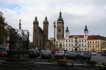 Západní strana Velkého náměstí s katedrálou sv. Ducha, Bílou věží a radnicí (© Ivan Grisa, 10/2008)