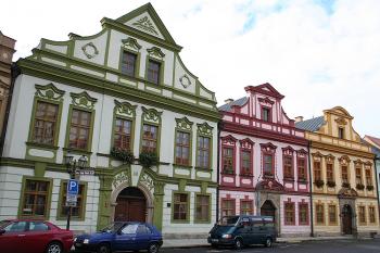 Kapitulní domky na jižní straně náměstí Jana Pavla II. (© Ivan Grisa, 10/2008)