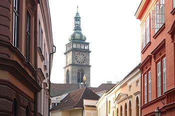 Průhled Zieglerovou ulicí k Bílé věži (© Ivan Grisa, 12/2008)