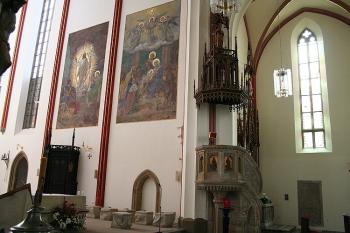 Jižní stěna presbytáře a kazatelna (© Ivan Grisa, 10/2008)