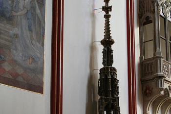 Severní stěna presbytáře s gotickým sanktuářem (© Ivan Grisa, 10/2008)