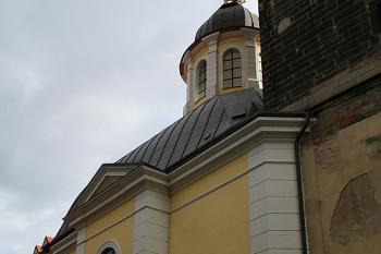 Západní stěna kaple z Rokitanského ulice (© Ivan Grisa, 10/2008)