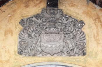rodový znak v průčelí hrobky ( © Jan P. Štěpánek 03/2008)