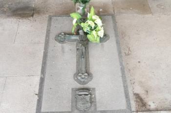 mramorová deska s křížem a znakem rodu Bellegarde ( © Jan P. Štěpánek 03/2008)