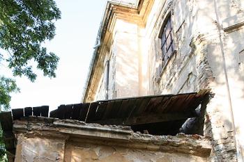 Západní přístavek u presbytáře (márnice?) (© Ivan Grisa, 10/2008)