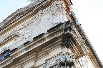 Detail štukové výzdoby hlavního průčelí (© Ivan Grisa, 10/2008)