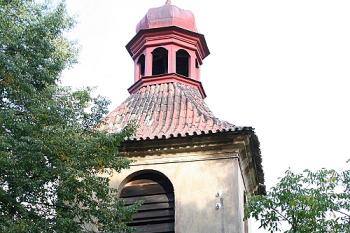Pohled na zvonici přes hřbitovní zeď (© Ivan Grisa, 10/2008)