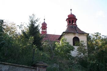 Zvonice a kostel od východu (přes farskou zahradu) (© Ivan Grisa, 10/2008)